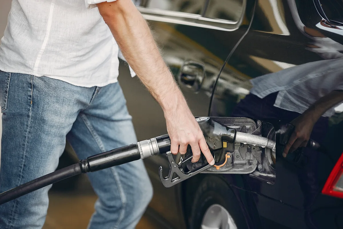 Ilustración Motor diésel con aceite de colza: el descubrimiento de la universidad RUDN que lo cambia todo para las ZBE